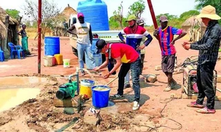 Quang Linh khoan giếng tặng người dân Bailundo