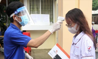 Kiểm tra thân nhiệt thí sinh. Ảnh: H.C 