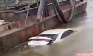Nghi án đẩy ô tô xuống sông để đánh lạc hướng chủ nợ