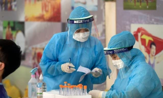 Quận Hai Bà Trưng tổ chức lấy mẫu cho người dân sống gần Bệnh viện Phổi Hà Nội Ảnh: Trường Phong