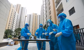 Các y bác sĩ làm nhiệm vụ thu dung, điều trị tại Bệnh viện dã chiến số 6 trên địa bàn Thành phố Thủ Đức. Ảnh: Khắc Linh