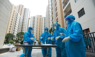 Các y bác sĩ làm nhiệm vụ thu dung, điều trị tại Bệnh viện dã chiến số 6 trên địa bàn Thành phố Thủ Đức. Ảnh: Khắc Linh