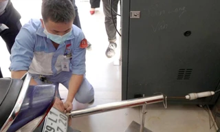 Tháng 11/2021, các đại lý bảo dưỡng xe máy chính hãng tại Hà Nội thí điểm đo khí thải Ảnh: Duy Phạm