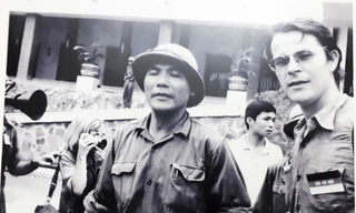 Chính ủy Bùi Văn Tùng với phóng viên nước ngoài tại sân dinh Độc Lập trưa ngày 30/4/1975 (Ảnh: Tư liệu) 