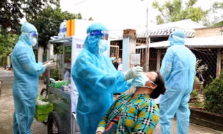 Lấy mẫu xét nghiệm COVID-19 trên địa bàn TP Cần Thơ
