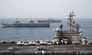 Tàu sân bay Anh Queen Elizabeth, tàu sân bay Mỹ USS Ronald Reagan và tàu tấn công đổ bộ USS Iwo Jima phối hợp trên Vịnh Aden ngày 12/7Ảnh: US Navy
