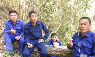 Thượng tá Nguyễn Văn Nam (giữa) cùng đồng đội nghỉ ngơi giữa rừng