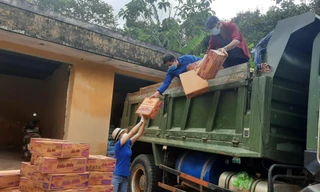 Các bạn trẻ vận chuyển đồ hỗ trợ người dân ở điểm nóng dịch COVID-19