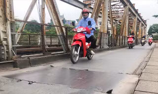 Mặt đường bộ cầu Long Biên đang bị thủng, phải đậy tấm thép