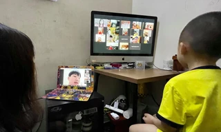 Phải ở nhà quá nhiều ngày, hạn chế tiếp xúc sẽ ảnh hưởng sự phát triển toàn diện của trẻ mầm non. Ảnh: Như Ý 