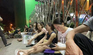 Phụ huynh vạ vật xếp hàng xuyên đêm nộp hồ sơ vào Trường THPT Phan Huy Chú ảnh: phụ huynh cung cấp