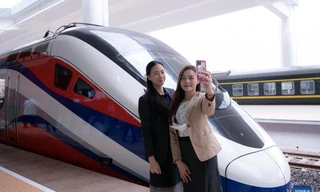 Tàu cao tốc Lane Xang chạy thử hôm 16/10. Ảnh: Xinhua