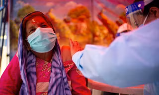 Một phụ nữ Nepal đang được tiêm vắc-xin phòng COVID-19. Ảnh: Xinhua 