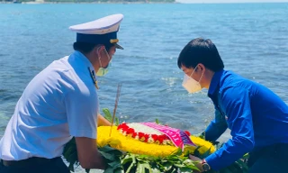 Thế hệ trẻ Khánh Hòa thả hoa tưởng niệm các chiến sĩ tàu không số C235 tại bến Hòn Hèo. Ảnh: Công Hoan