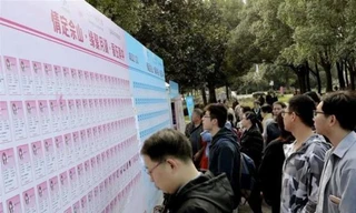 Thanh niên tham dự lễ hội tương thân