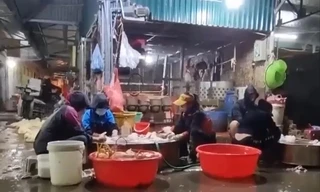 Người dân khu chợ Đông Phương Yên (Chương Mỹ) ngán ngẩm vì tình trạng các lò mổ không phép tràn lan Ảnh: Dương Hưng 