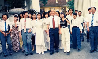 Sinh viên Đại học Kiến trúc, các tác giả Hội bút Hương Đầu Mùa và cán bộ, phóng viên báo SVVN-HHT được Thủ tướng Võ Văn Kiệt gặp mặt năm 1996 (Nhà báo Nguyễn Như Mai ngoài cùng bên trái) ảnh: Tư liệu