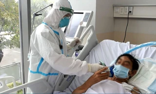 Điều trị bệnh nhân COVID-19 nặng tại BV Bệnh Nhiệt đới T.ƯẢnh: Long Phạm