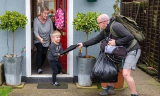 Ông Powles giao suất ăn cho bà Tanya Leonard và con trai Olly. Em cũng được tặng một cái máy tính xách tay để hỗ trợ việc học tập