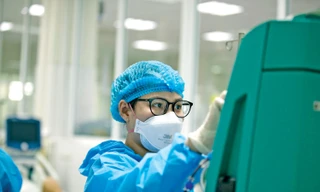 Bác sĩ theo dõi chỉ số lọc máu của bệnh nhân nặng. Ảnh: Thái Hà 