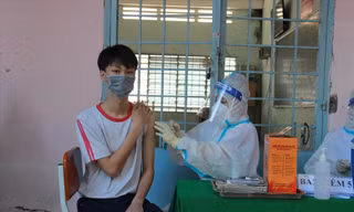Tiêm vắc xin phòng COVID-19 cho học sinh ngay tại trường ở ĐBSCL