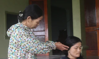 Bà Hoa cùng người con gái đầu bị câm điếc bẩm sinh của chồng 