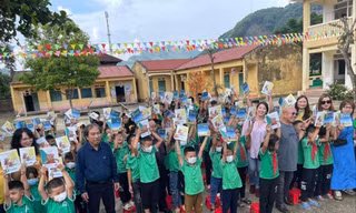Tặng sách cho trẻ vùng sâu 