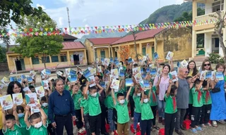 Tặng sách cho trẻ vùng sâu 