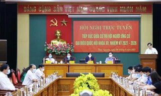 Các ứng cử viên đại biểu Quốc hội khóa XV tại tổ bầu cử số 3 tỉnh Thái Nguyên tiếp xúc với cử tri trực tuyến Ảnh: T.N