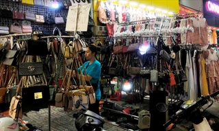 Túi xách nhái thương hiệu nổi tiếng với giá chỉ 100.000 đồng/món được bán ở phố thời trang Nguyễn Trãi (TPHCM)ảnh: U.P 