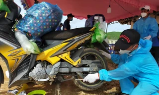 Thanh niên tình nguyện Khánh Hoà sửa chữa xe máy cho người dân Ảnh: THỤC HIỀN