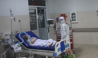 Hồi sức cấp cứu những ca bệnh nặng Ảnh: Long Phạm