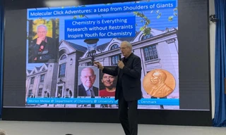 Chủ nhân Nobel Hóa học 2022 nói về hướng chọn ngành nghề của giới trẻ Việt 