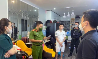 Cơ quan điều tra tống đạt các quyết định tố tụng với ông trùm Đỗ Ngọc Hà (áo trắng)