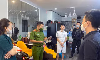 Cơ quan điều tra tống đạt các quyết định tố tụng với ông trùm Đỗ Ngọc Hà (áo trắng)
