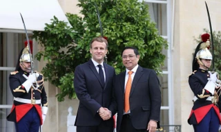 Tổng thống Pháp Emmanuel Macron tiếp đón thân tình Thủ tướng Phạm Minh Chính. Ảnh: TTXVN