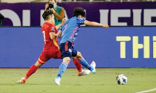 Hai cánh của đội tuyển Việt Nam, nơi Hồng Duy và Văn Thanh trấn giữ thường xuyên bị đối thủ tấn công tìm kiếm cơ hội ảnh: Mạnh Thắng 