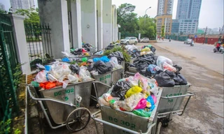 Rác chất đầy ở các quận nội thành những ngày qua