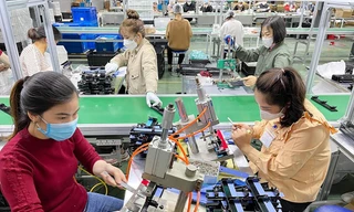 Bộ LĐ-TB&XH dự kiến giữa năm nay sẽ họp bàn chuyện tăng lương tối thiểu vùng cho năm 2023 Ảnh minh họa: Như Ý