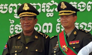 Thủ tướng Campuchia Hun Sen và con trai Hun Manet tại một căn cứ quân sự ở Phnom Penh năm 2009Nguồn: SCMP