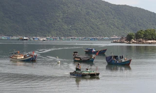 Người dân đánh bắt, nuôi trồng thuỷ sản trên cảng Vũng Rô - Ảnh: CÔNG HOAN