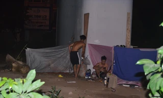 Anh Lô Văn Cà Huệ và nhóm bạn ngủ tại gầm cầu đường Vành đai 3 (chụp lúc vào tối 30/8/2021)