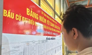 Người dân theo dõi danh sách cử tri được niêm yết tại phường Yên Sở, quận Hoàng Mai, Hà Nội. Ảnh: LD 