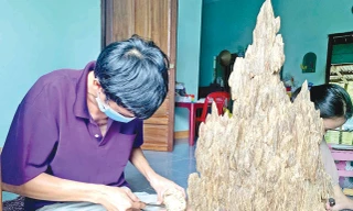 Anh Lê Ngọc Thanh đang tỉ mỉ xoi trầm miếng tại nhà