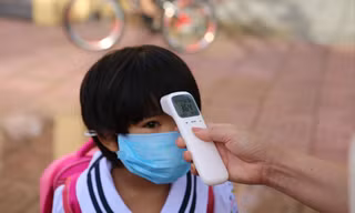 Đo thân nhiệt học sinh ngày đầu tựu trường 