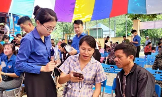 Cùng bà con Cơ Tu chuyển đổi số 