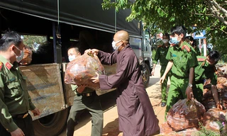 Đại đức Thích Vạn Trí tham gia chuyển hàng lên xe 