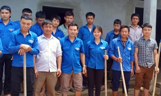Anh Tải Văn Thưởng (hàng trên, thứ 3 từ trái sang) cùng ĐVTN Pố Lồ tham gia các phần việc hỗ trợ người dân địa phương Ảnh: NVCC 