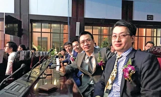 Anh Nguyễn Đình Quý (ngoài cùng phải) cùng thành viên nhóm VietSearch Lưu Vĩnh Toàn, Phạm Xuân Lâm, Hà Duyên Hóa trong lễ trao giải Nhân tài đất Việt 2019 Ảnh: NVCC