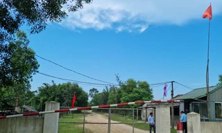 Cổng mỏ sắt Thạch Khê cửa đóng then cài đã 10 năm nay. Ảnh: Quang Long